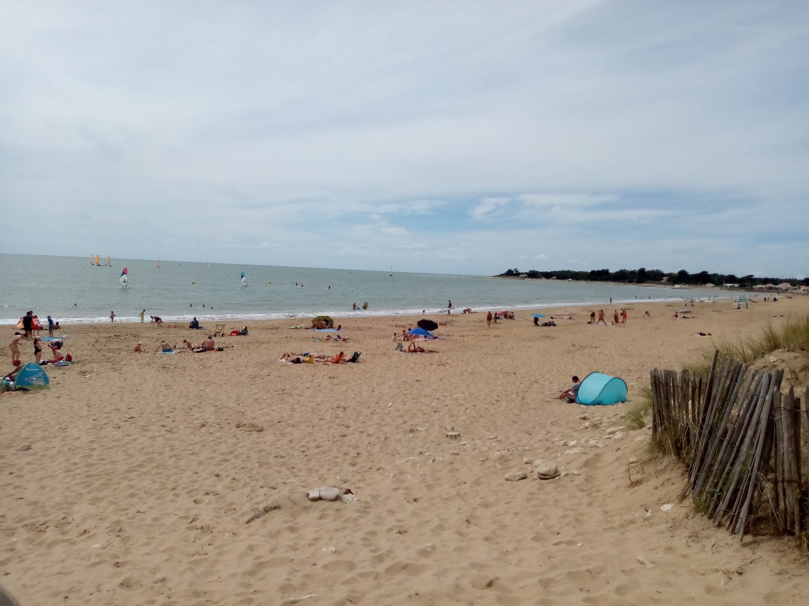 Photo de Le Bouil Beach avec rivage droit, long