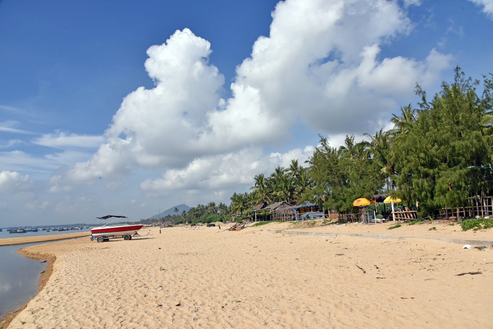 Foto van Long Thuy Beach met recht en lang