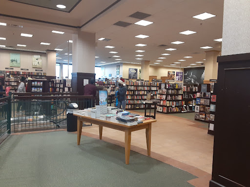 Book Store «Barnes and Noble», reviews and photos, 2500 N Mayfair Rd, Milwaukee, WI 53226, USA
