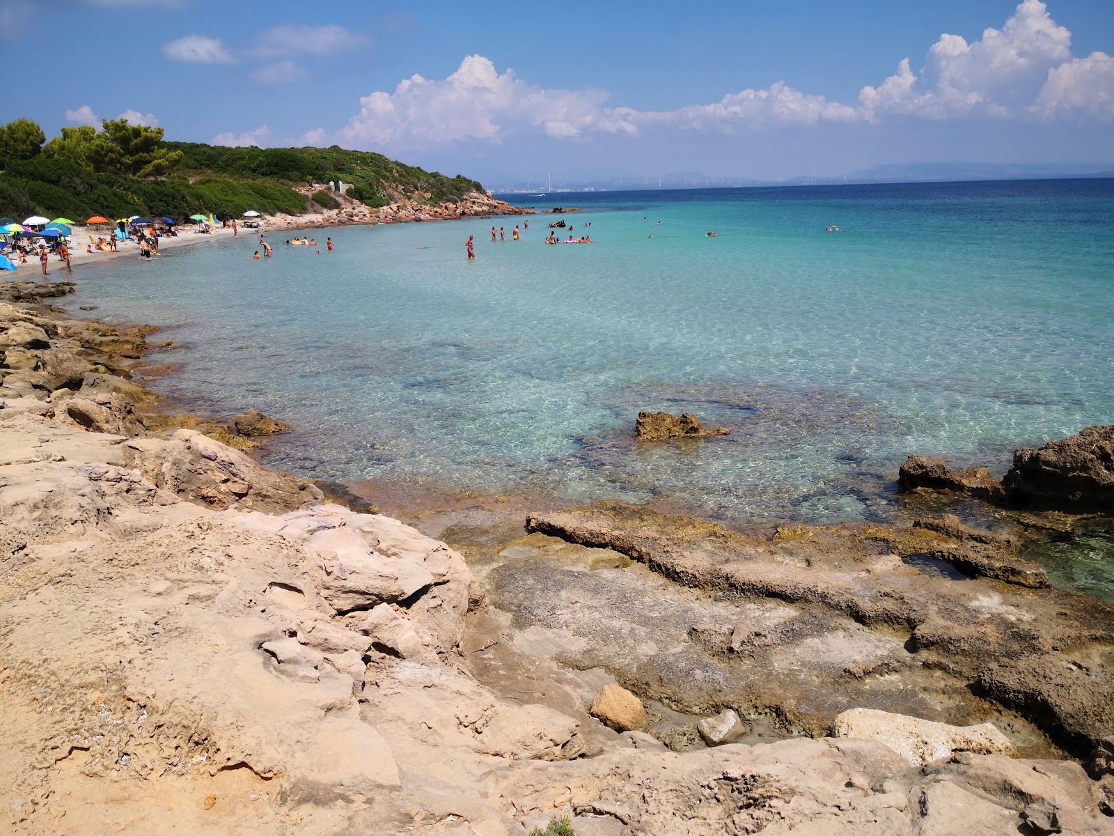 Φωτογραφία του Girin beach με φωτεινή λεπτή άμμο επιφάνεια