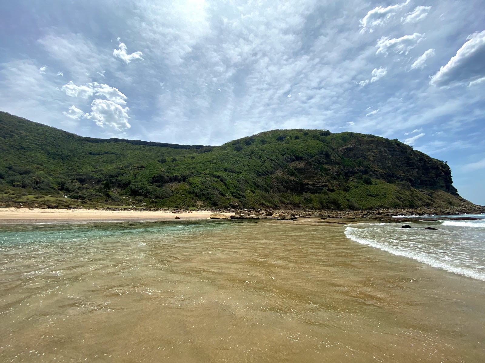 Foto von Werrong Beach von Klippen umgeben