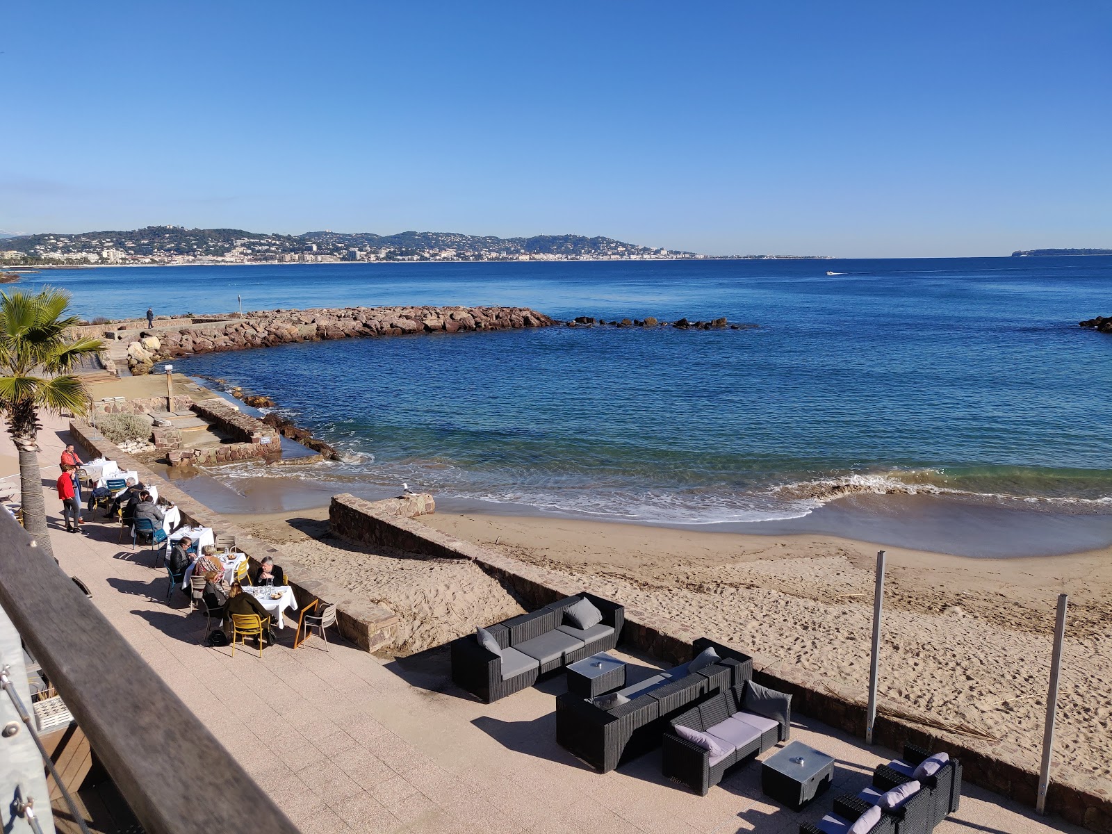 Φωτογραφία του Pullman hotel beach με καθαρό μπλε νερό επιφάνεια