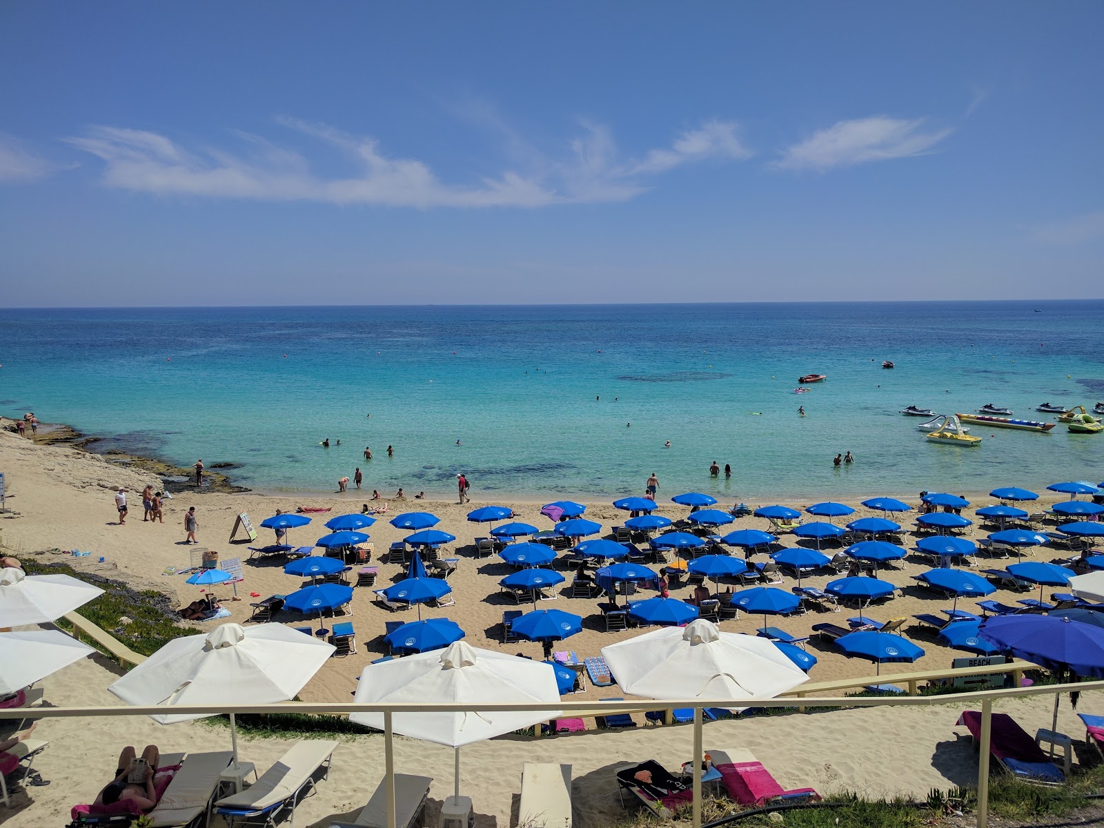 Glyki Nero Plajı'in fotoğrafı - Çocuklu aile gezginleri için önerilir