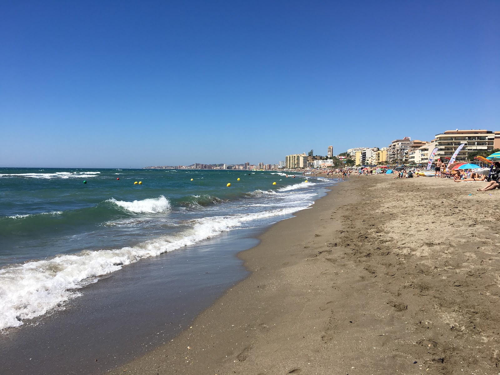 Φωτογραφία του Playa de Carvajal με γκρίζα άμμος επιφάνεια