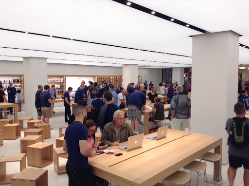 Apple Mayfair, 2500 N. Mayfair Road, Wauwatosa, WI 53226, USA, 