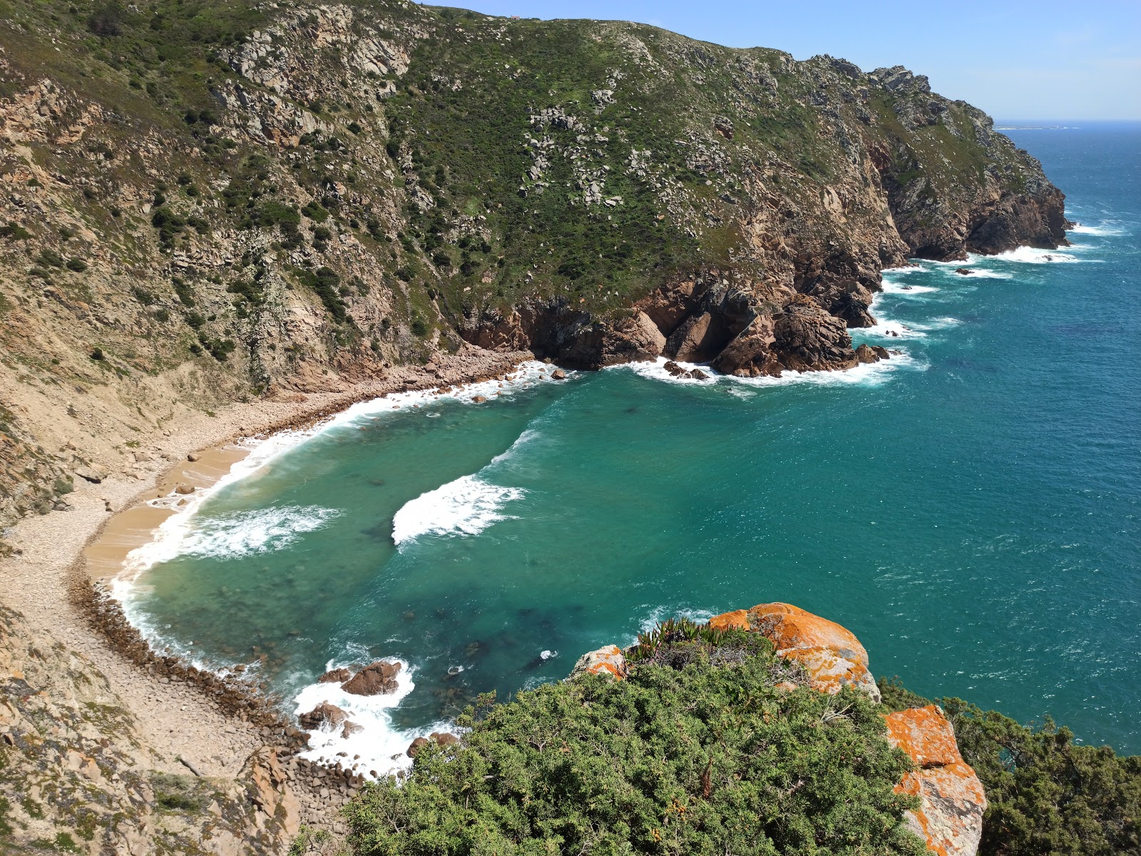Foto von Praia de Assentiz mit beiger sand Oberfläche