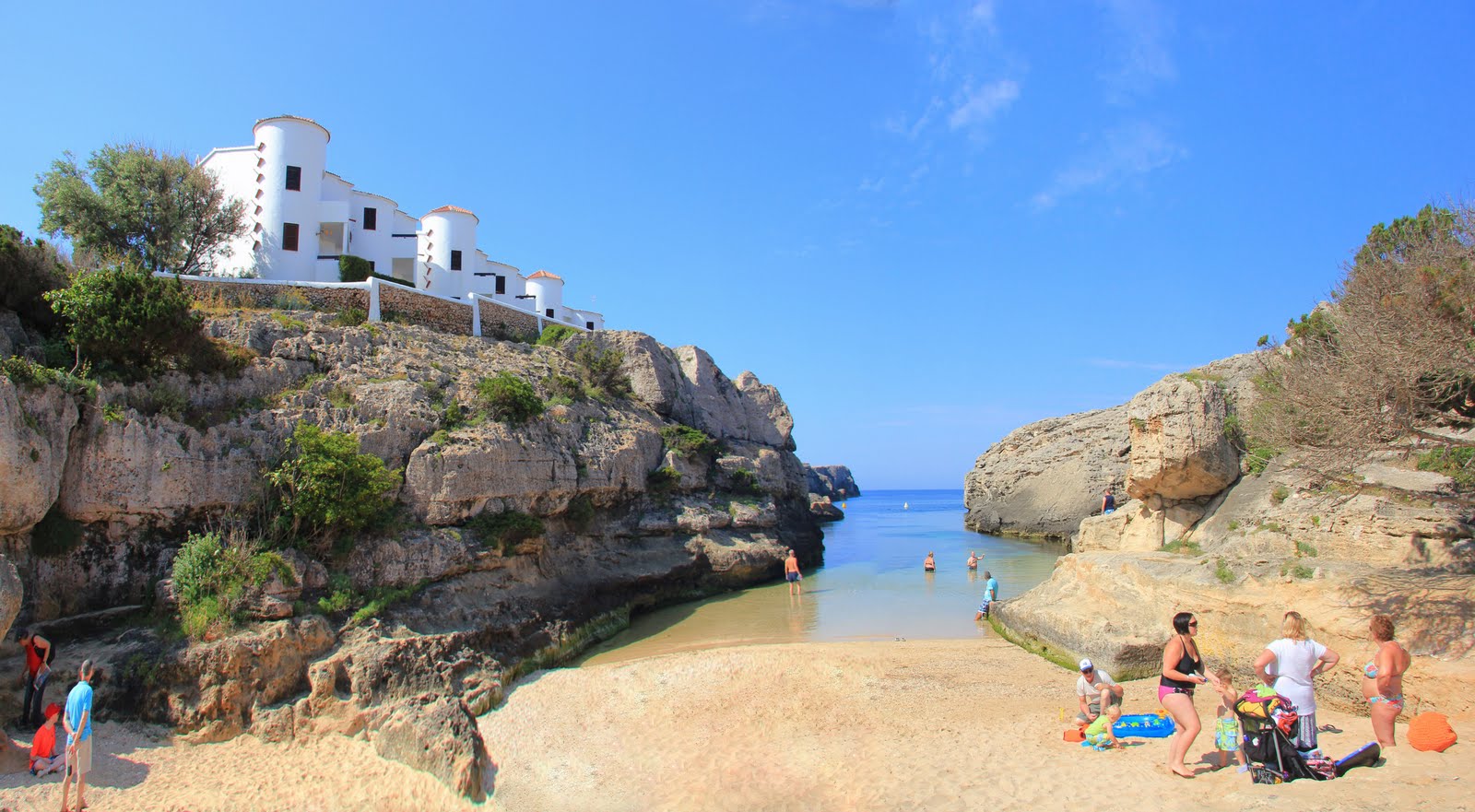 Playa Cales Piques的照片 带有灰色沙和岩石表面