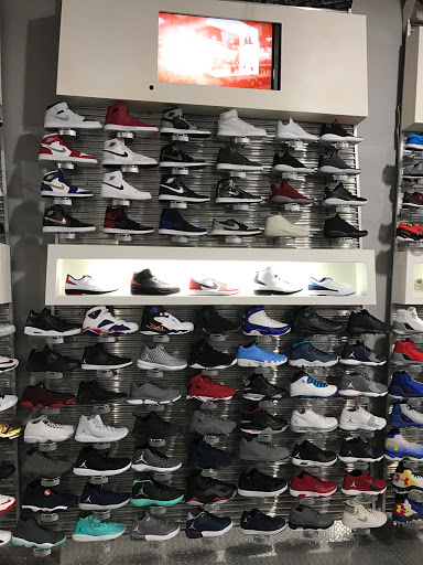 Shoe Store «Shoe Palace», reviews and photos, 8155 Camino Arroyo #13, Gilroy, CA 95020, USA