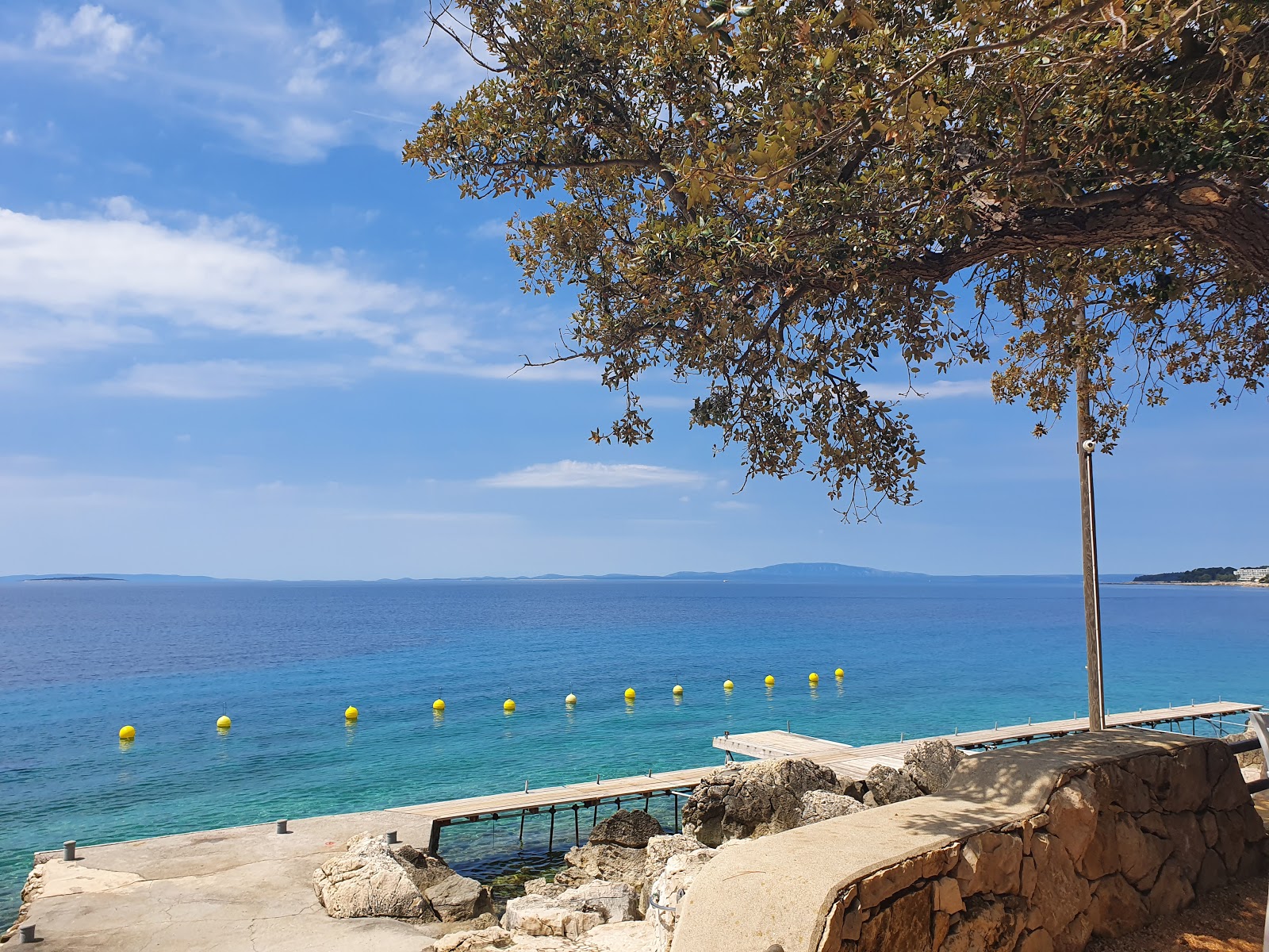 Foto di Frkanj beach e l'insediamento