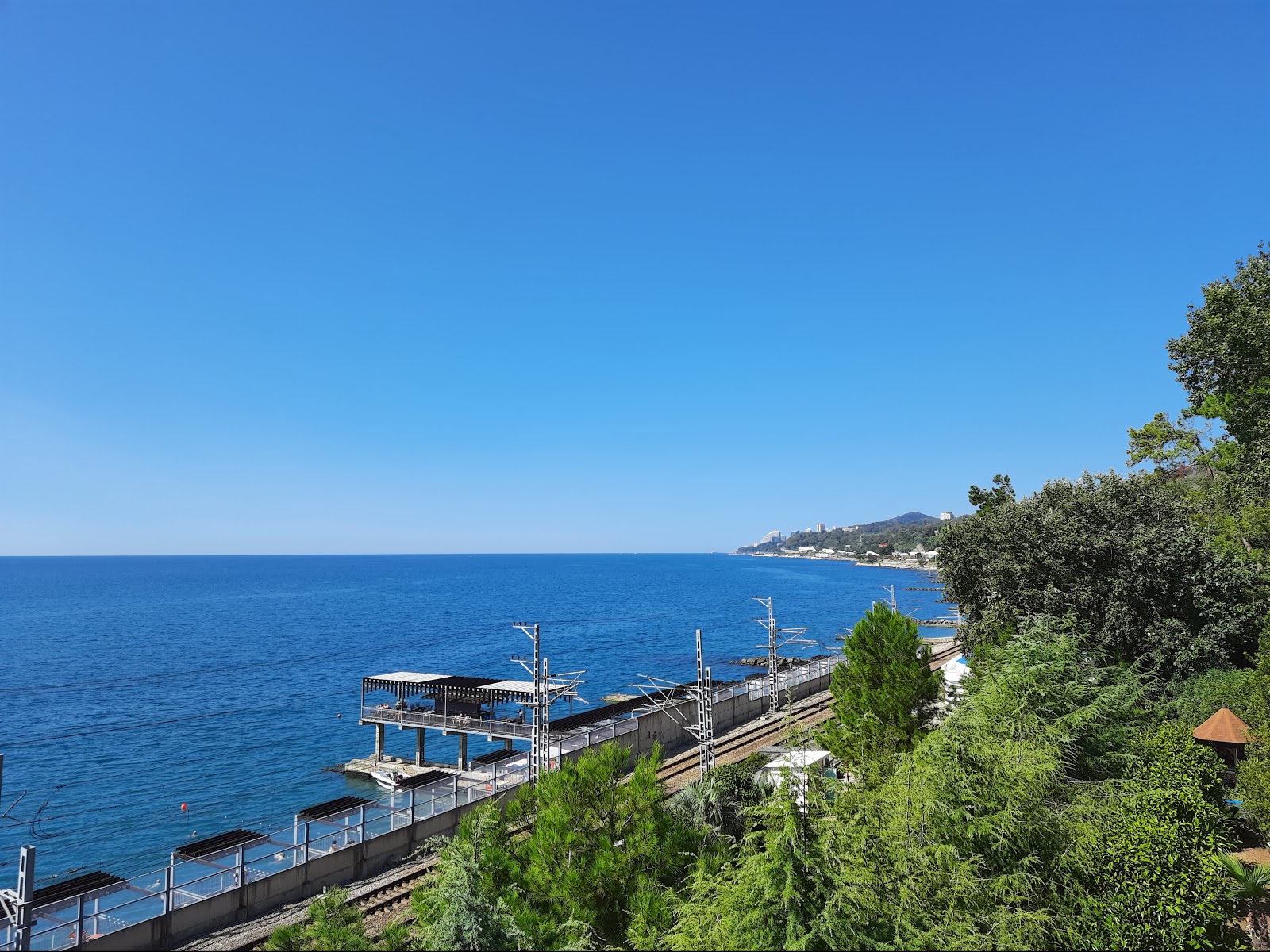 Hosta beach II'in fotoğrafı uçurumlarla desteklenmiş