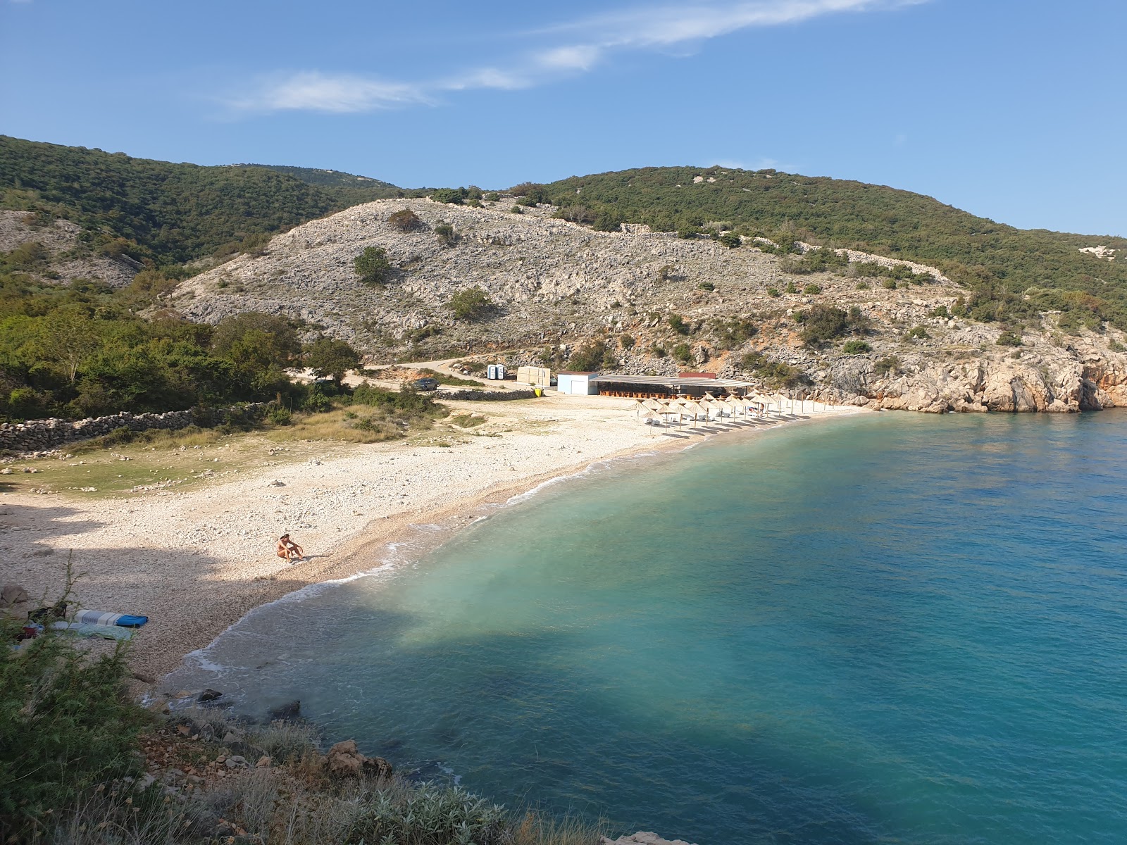 Foto di Potovosce beach sorretto da scogliere