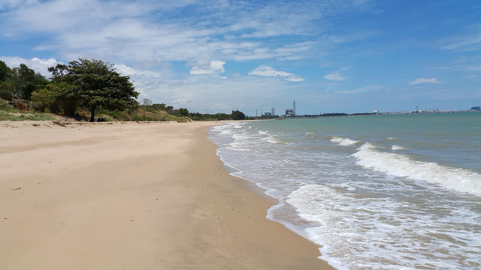 Son Khip Beach的照片 带有碧绿色纯水表面