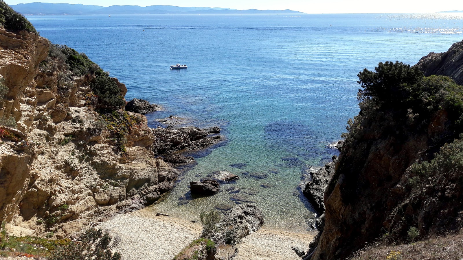 Foto di Arbanais beach con una superficie del acqua cristallina