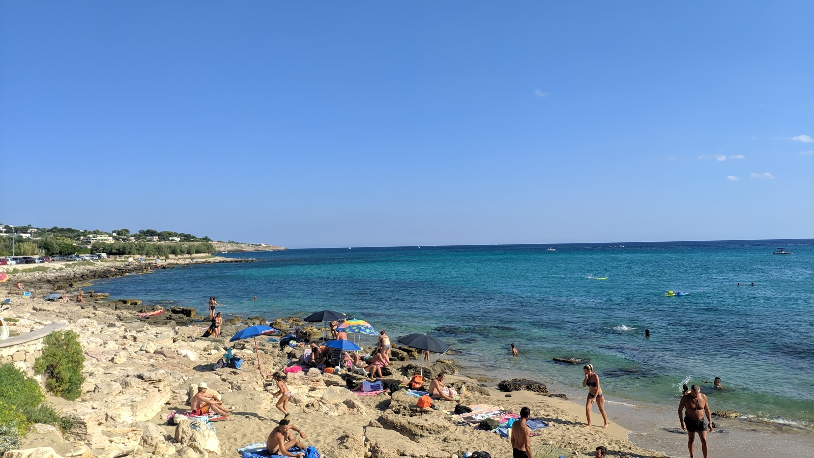 Foto de Felloniche Spiaggia com areia clara e rochas superfície