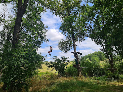 Parc aventure Accro-Tyro. Accrobranche à Cordes sur Ciel Parking du camping Huttopia, 81170 Vindrac-Alayrac, France