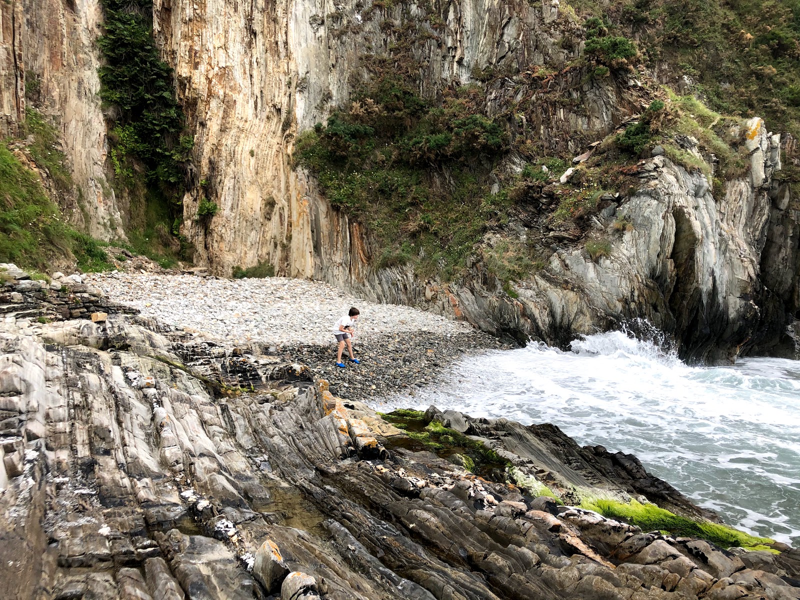 Foto de Playa de Gueirua localizado em área natural