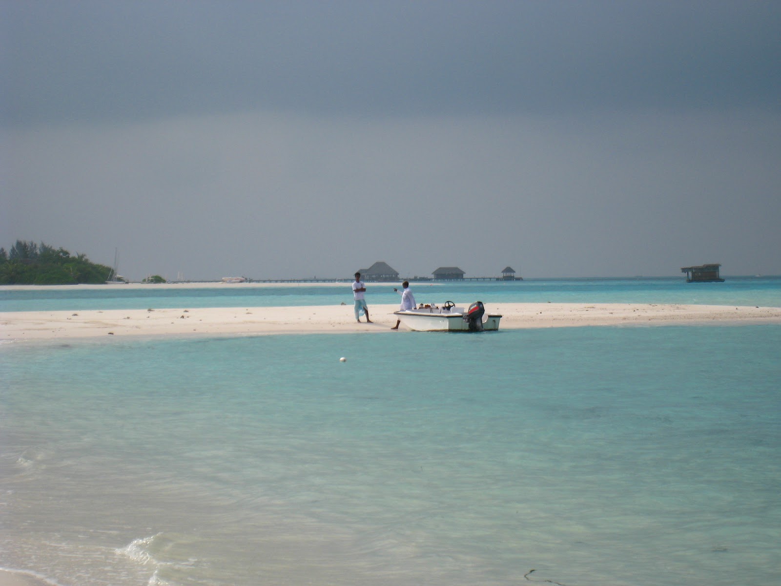 Foto di Medhaadihuraa Beach con una superficie del acqua cristallina