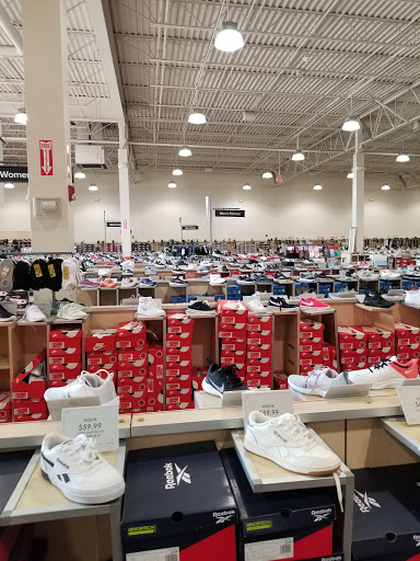 Shoe Store «DSW Designer Shoe Warehouse», reviews and photos, 4039 Richmond Rd, Warrensville Heights, OH 44122, USA