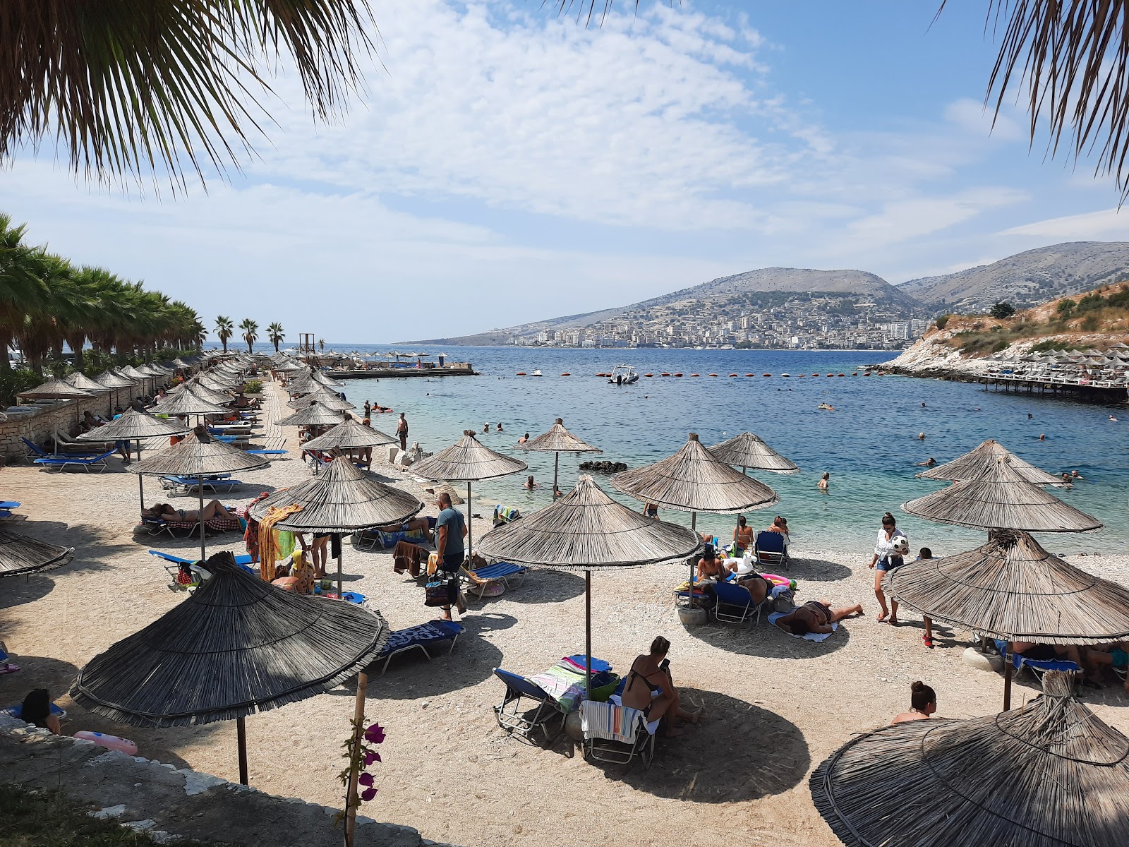 Saranda beach IV'in fotoğrafı küçük koy ile birlikte