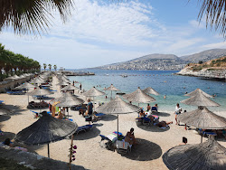 Saranda beach IV'in fotoğrafı küçük koy ile birlikte