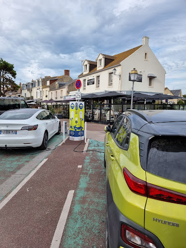 Borne de recharge de véhicules électriques MobiSDEC Charging Station Courseulles-sur-Mer