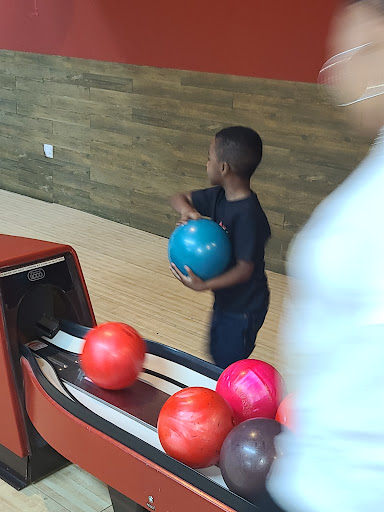 Bowling Alley «Universal Lanes», reviews and photos, 2101 E Twelve Mile Rd, Warren, MI 48092, USA