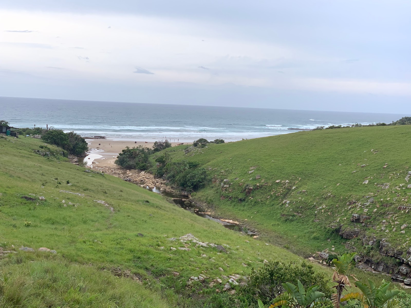 Photo de Tezana beach avec baie spacieuse