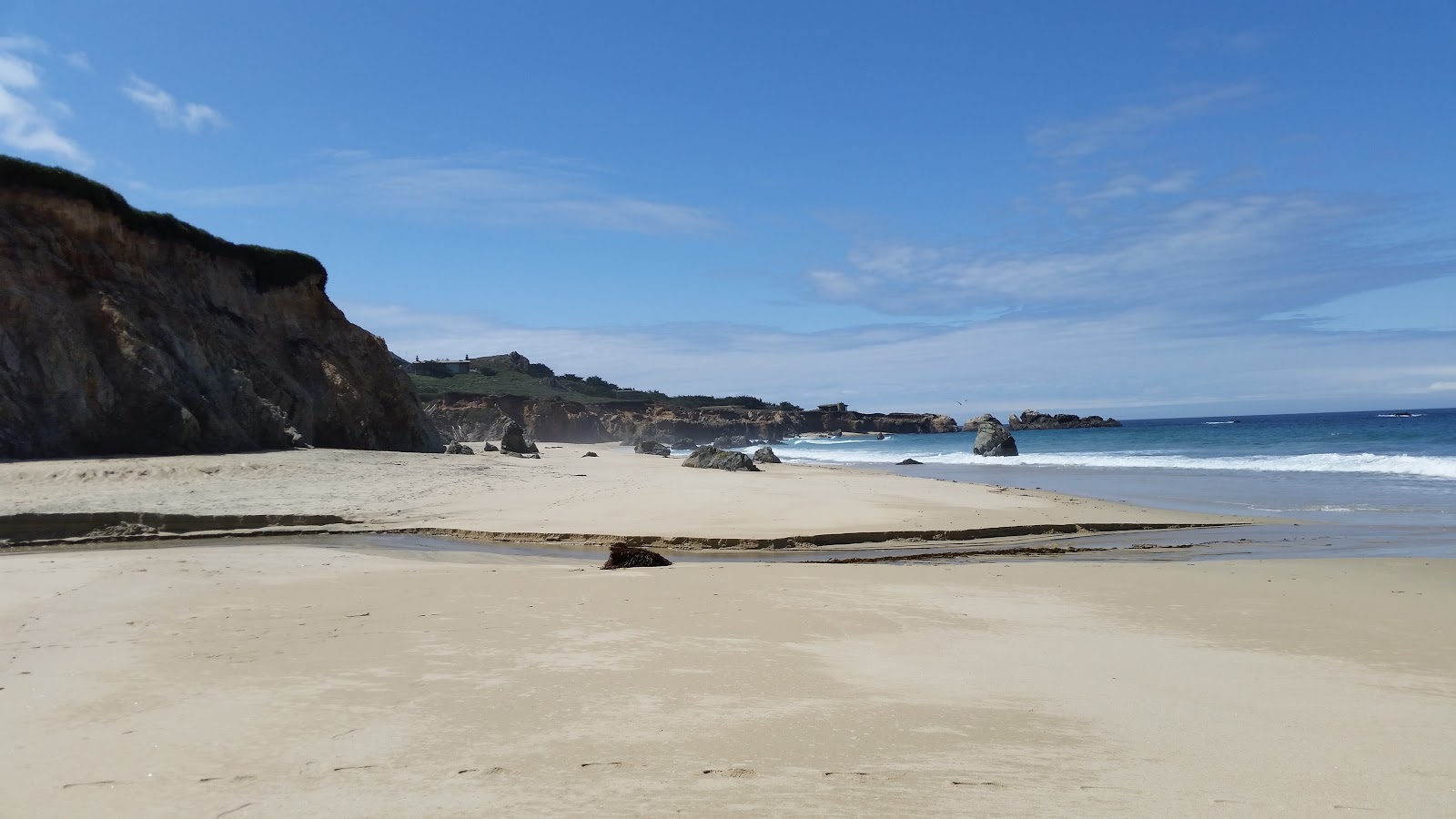 Photo de Garrapata Beach entouré de montagnes