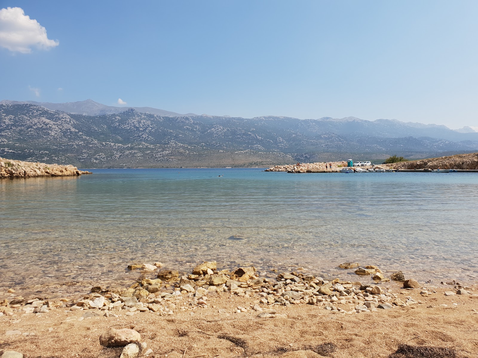 Divojacka beach的照片 带有碧绿色纯水表面