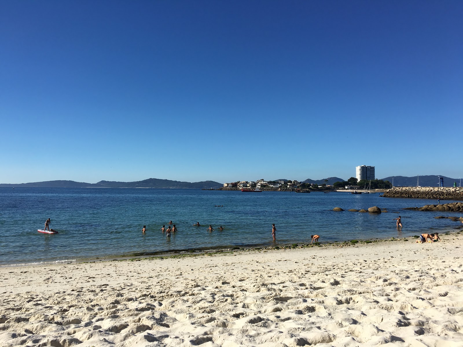 Foto de Playa de Fuchiños con agua cristalina superficie