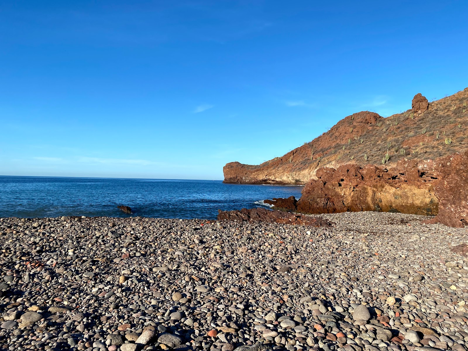 Valokuva El Tomate beachista. pinnalla harmaa kivi:n kanssa