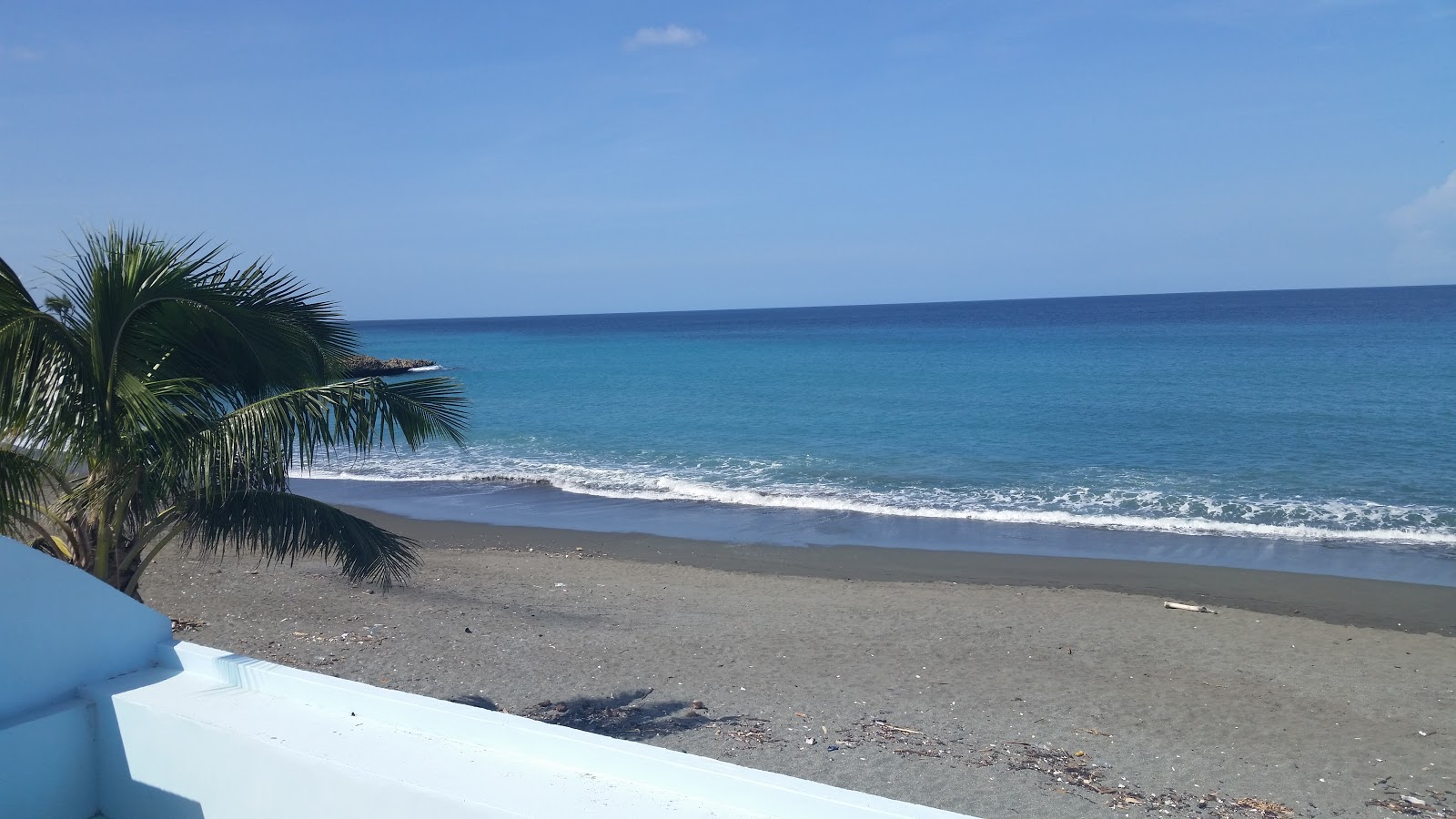 Foto de Playa de Miel con agua turquesa superficie