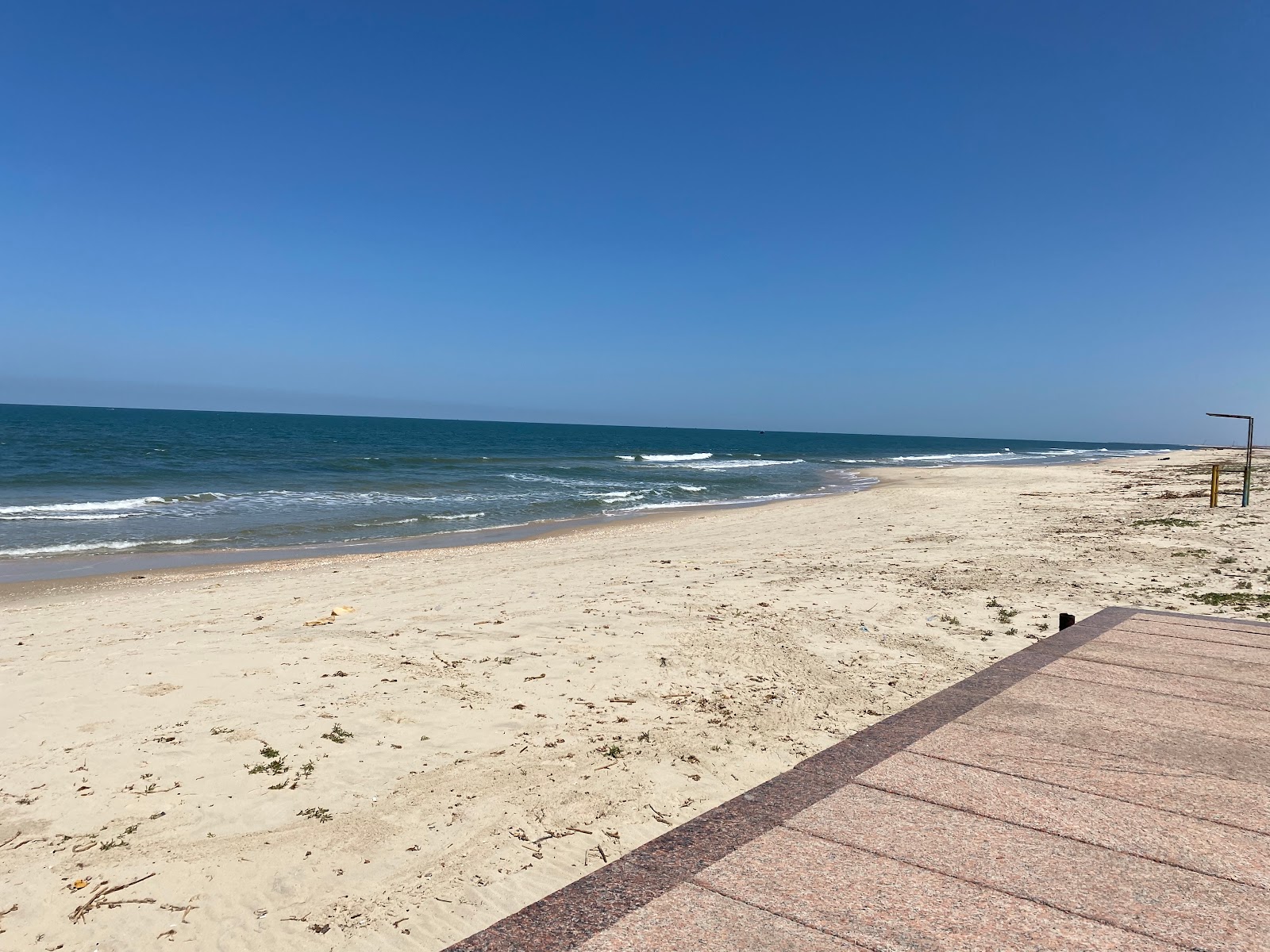 Foto de Shokry Al Kotaly Beach com areia brilhante superfície