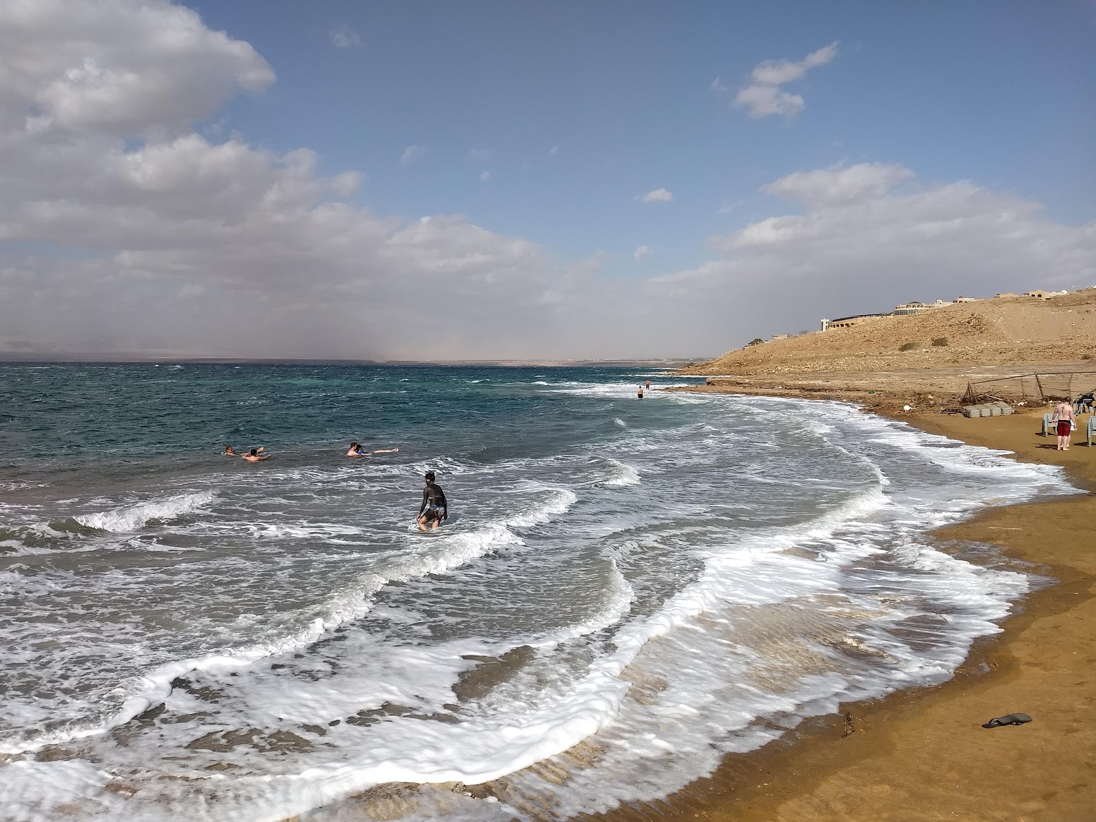 Fotografie cu Amman Beach cu o suprafață de nisip strălucitor