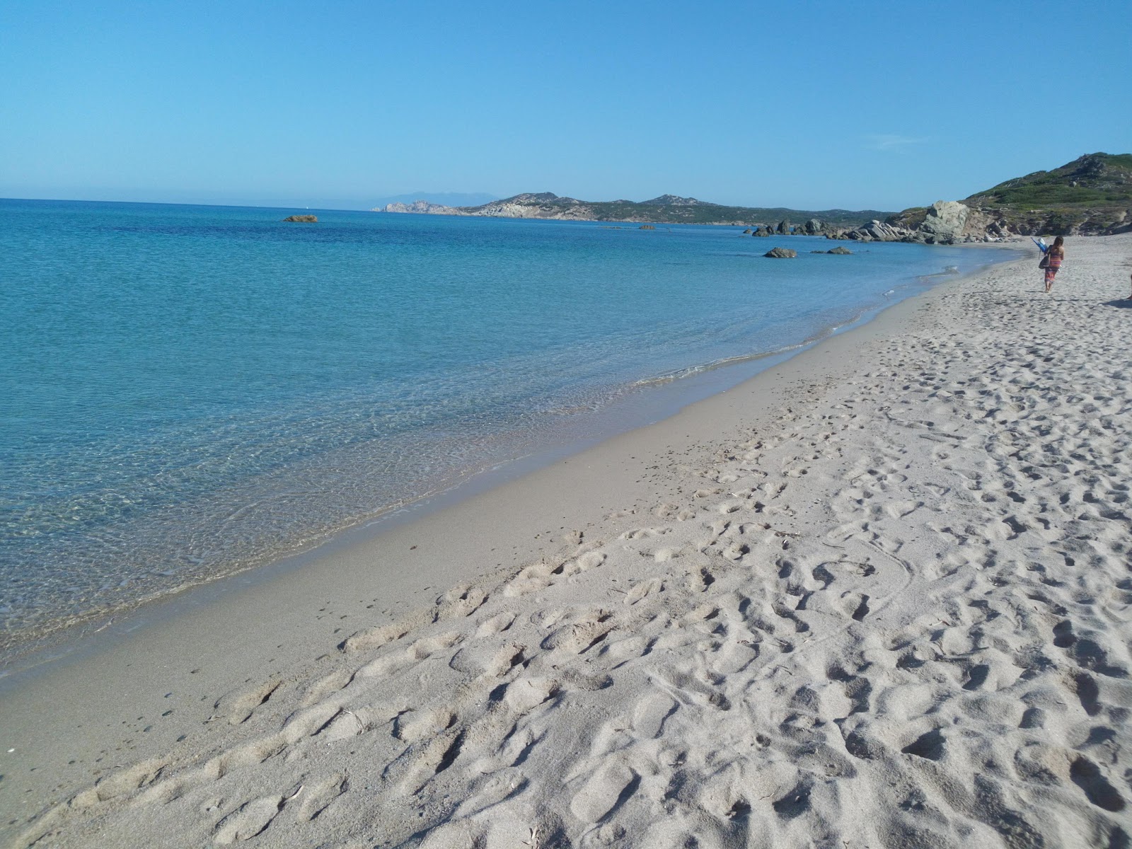 Foto di Spiaggia Rena Di Matteu con parzialmente pulito livello di pulizia