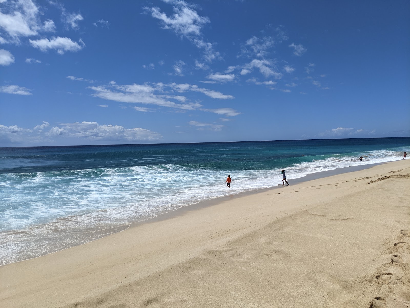 Foto van Keawaula Beach met recht en lang