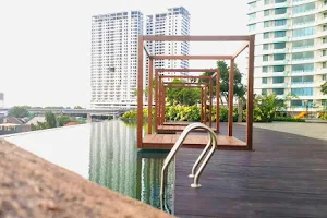 RedLiving Syariah Apartemen Grand Kamala Lagoon - Araia Room Tower Emerald North image