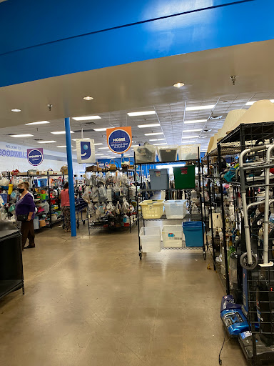 Thrift Store «43rd & Thunderbird Goodwill Retail Store & Donation Center», reviews and photos, 4147 W Thunderbird Rd, Phoenix, AZ 85053, USA