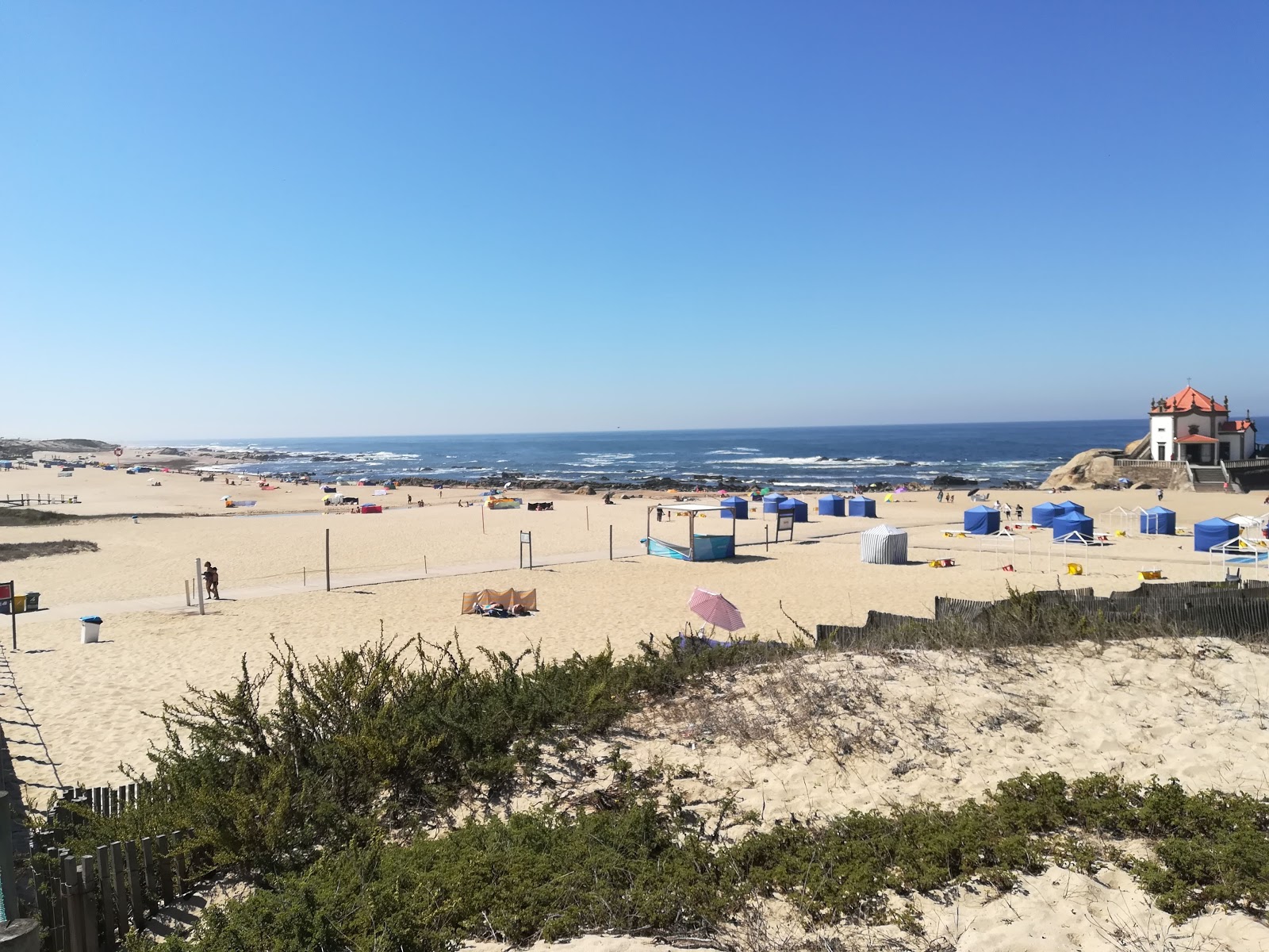 Foto di Praia do Senhor da Pedra con una superficie del sabbia beige