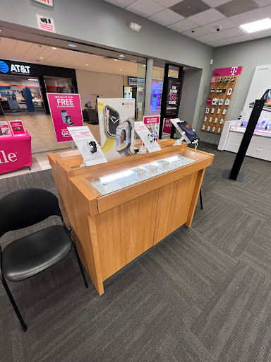 Cell Phone Store «T-Mobile», reviews and photos, 112 Eisenhower Pkwy #1037, Livingston, NJ 07039, USA