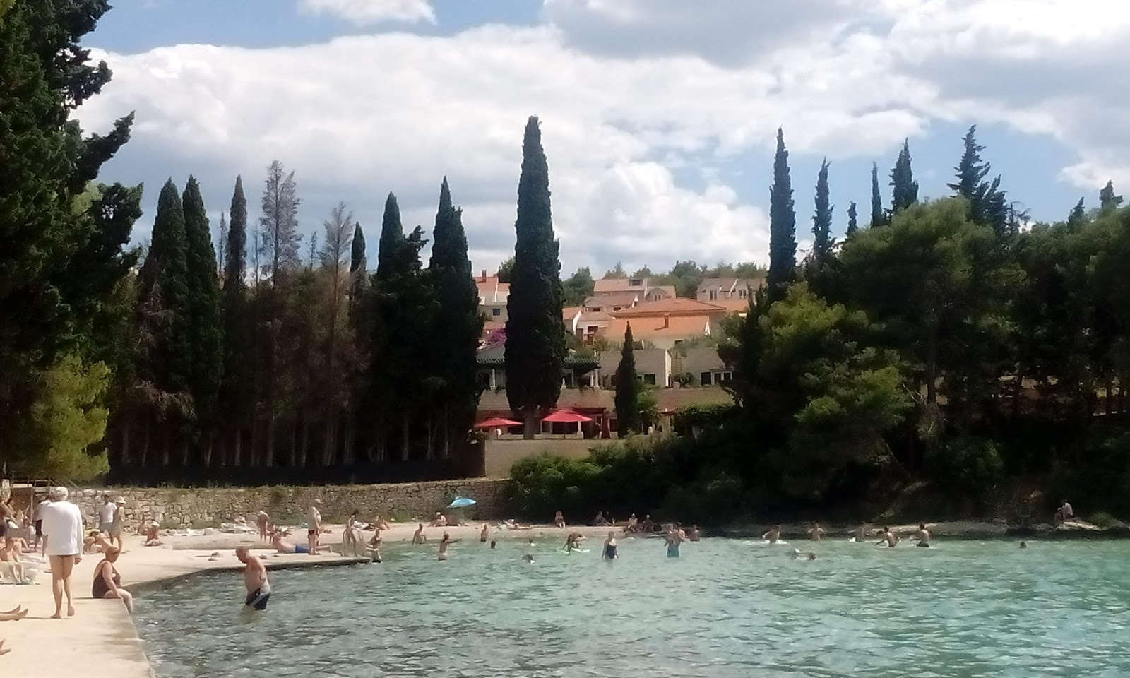 Foto von Vela Luka beach und die siedlung