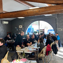 Atmosphère du Restaurant Café Saint-Pierre à Maubec - n°2