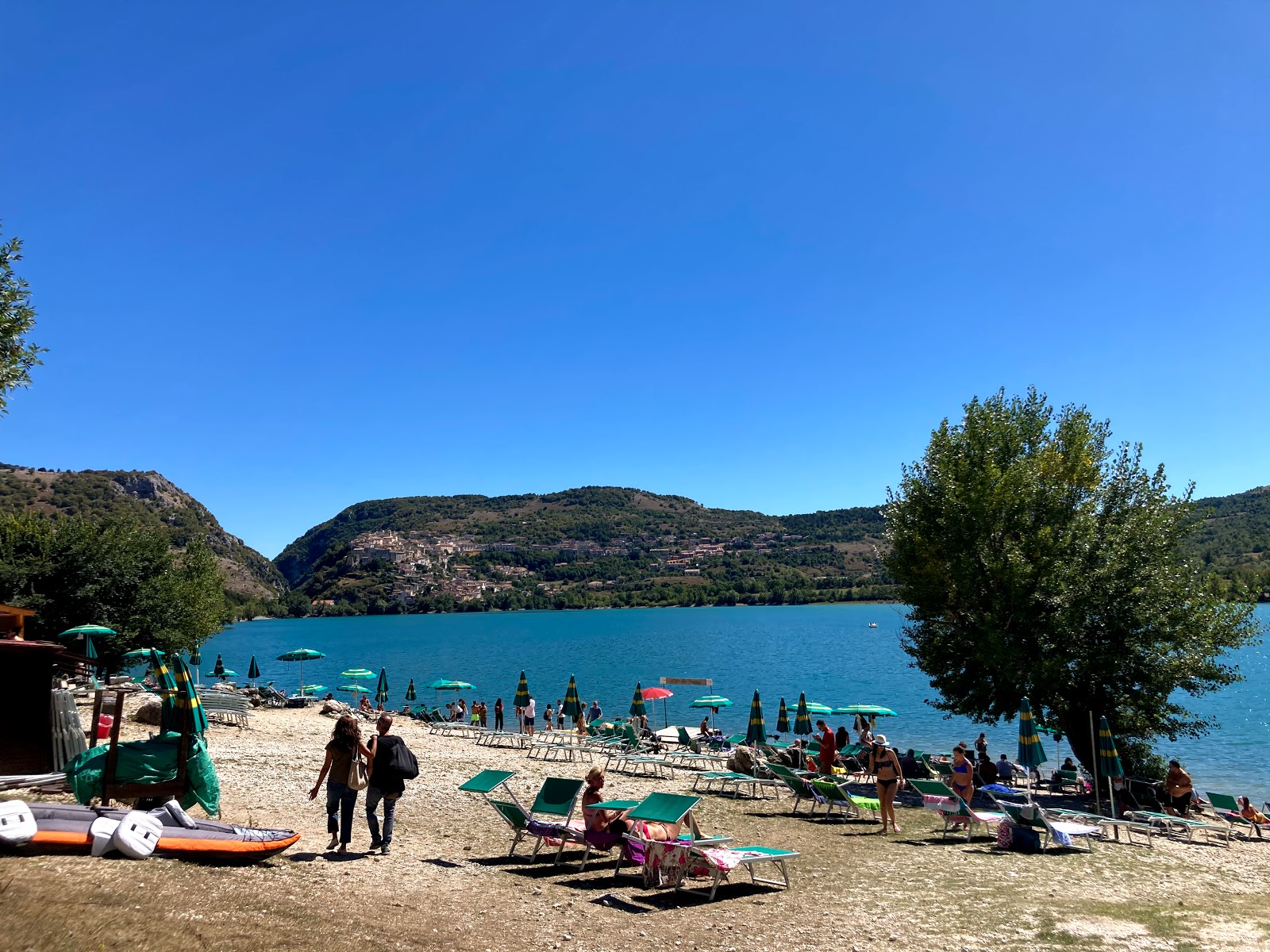 Photo de La Gravara Beach- Lago di Barrea avec un niveau de propreté de très propre