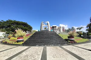 Monumen Gong Perdamaian Dunia image