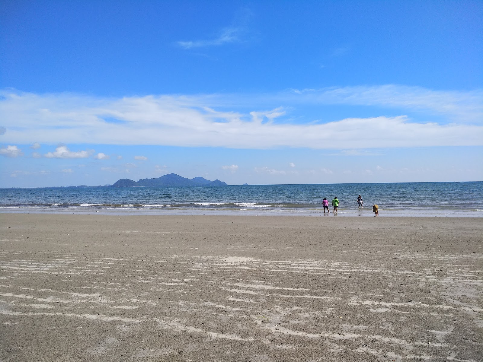 Photo de Yong Ling Beach entouré de montagnes