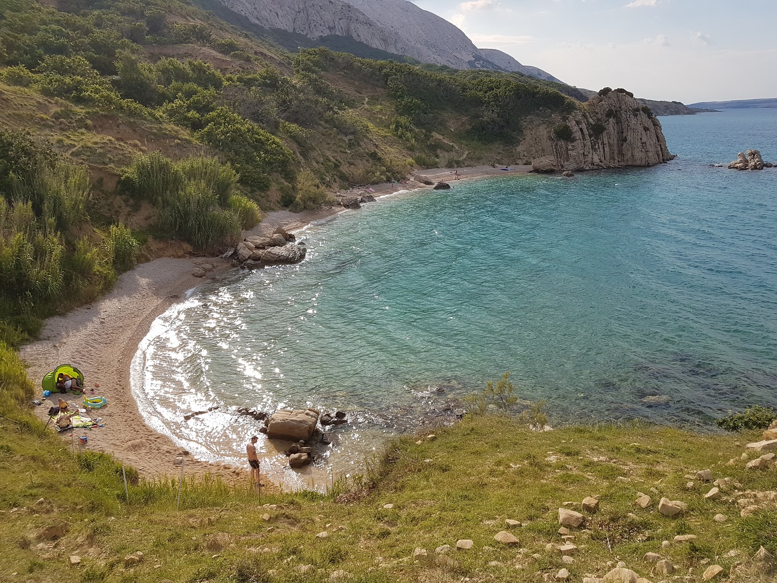 Fotografie cu Delfinka beach cu o suprafață de apa pură turcoaz