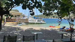 Karnagio Beach'in fotoğrafı çok temiz temizlik seviyesi ile