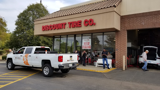 Tire Shop «Discount Tire Store - Bloomingdale, IL», reviews and photos, 86 Stratford Dr, Bloomingdale, IL 60108, USA