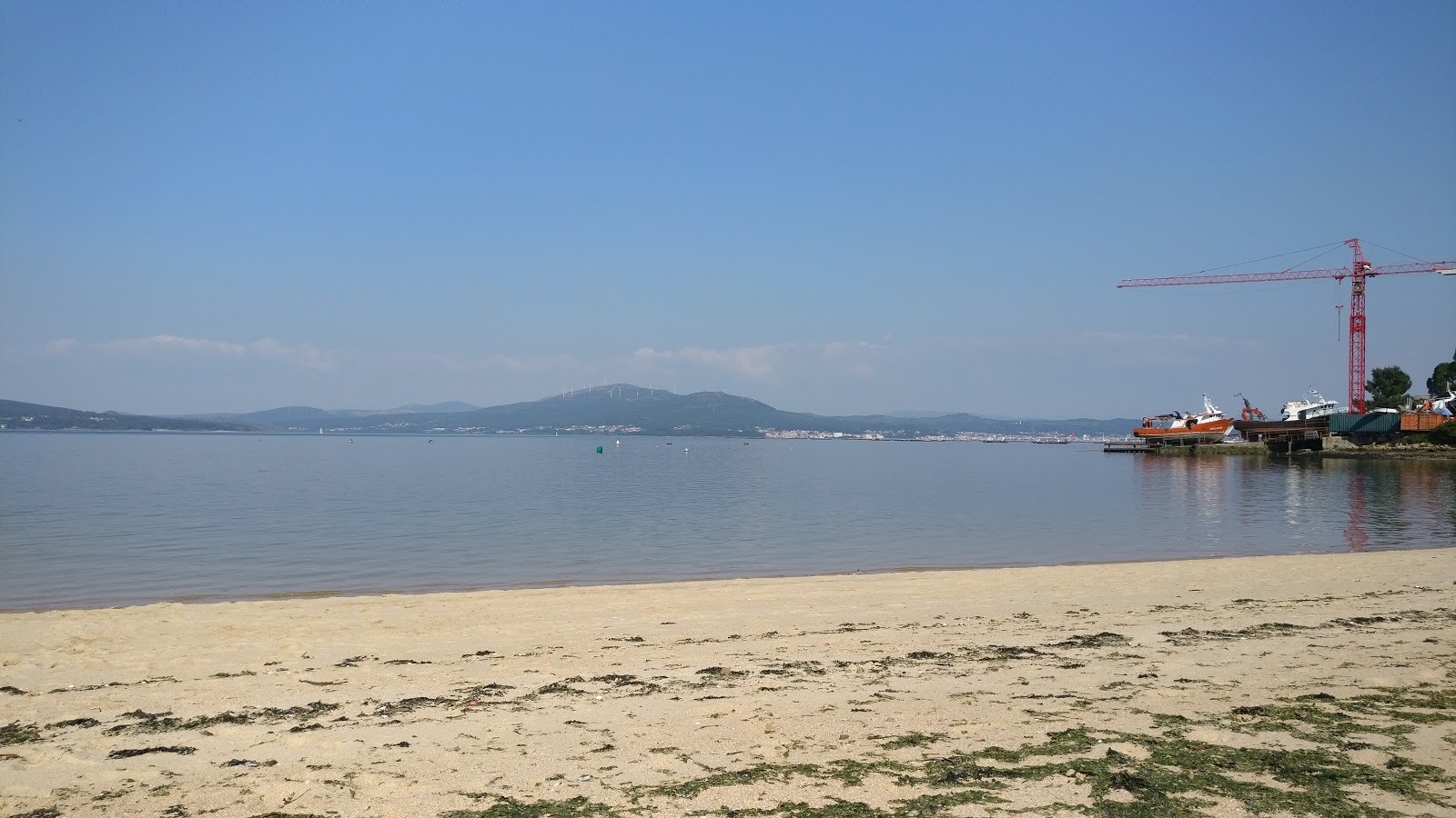 Fotografie cu Ladeira beach cu o suprafață de apă verde deschis