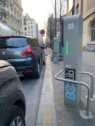 Borne de recharge de véhicules électriques Belib’ Charging Station Paris